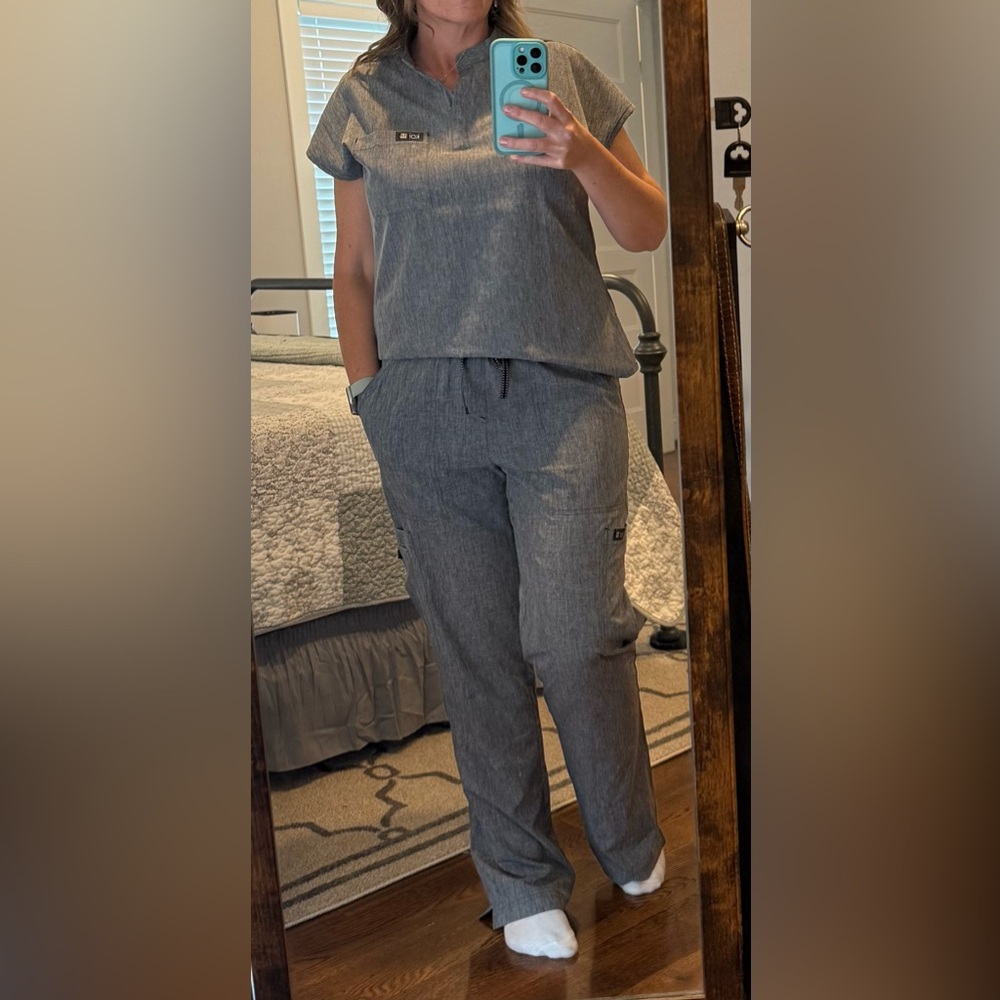 Koi Basics scrub set. Mandarin collar with straight leg scrub pants. Size small.